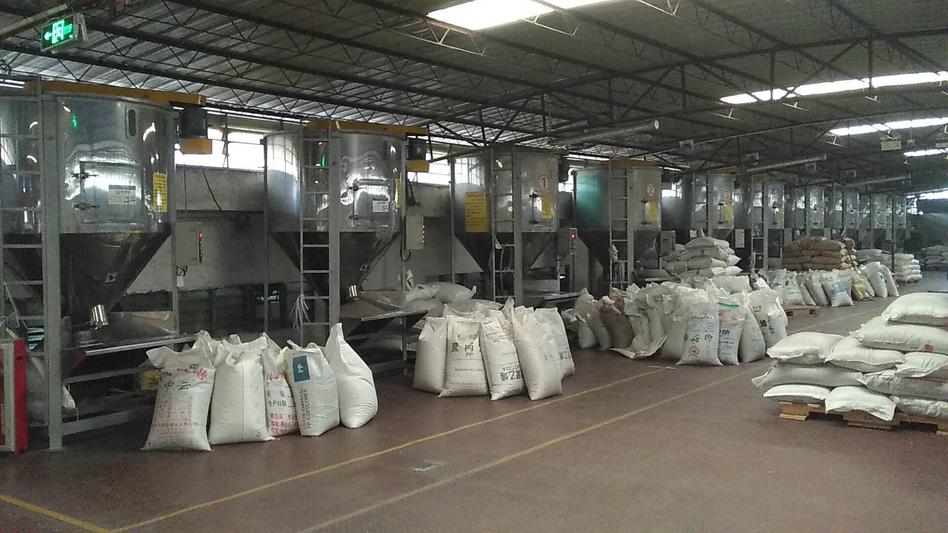 廣州一家生產(chǎn)塑料膠袋廠訂購10臺1T大型立式攪拌機(jī)
